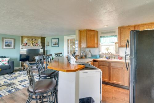 Sunny Crystal Beach Cottage with Deck and Grill! in Crystal Beach, USA