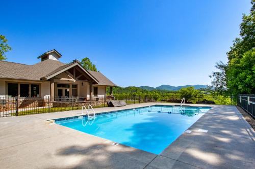 Elegant End Condo Fireplace Community Amenities in Townsend, USA