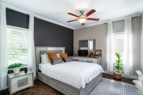 Elegant End Condo Fireplace Community Amenities in Townsend, USA