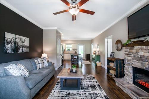 Elegant End Condo Fireplace Community Amenities in Townsend, USA