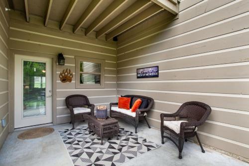 Elegant End Condo Fireplace Community Amenities in Townsend, USA