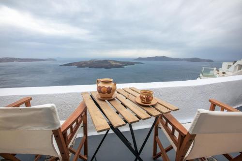 Charming Santorini Villa 1 Bedroom Deluxe Room Wonderful Caldera Sea Views Close to City Centre Fira - Location, gîte - Fira