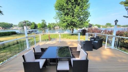 Riverfront Charmer with Character & Entertainment in McHenry, USA