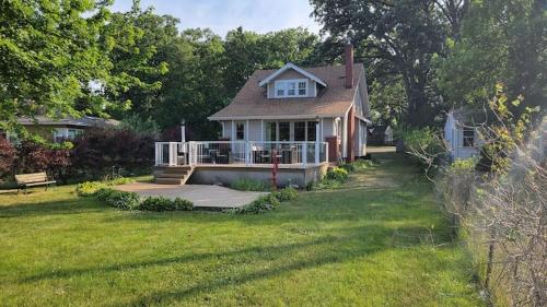 Riverfront Charmer with Character & Entertainment in McHenry, USA