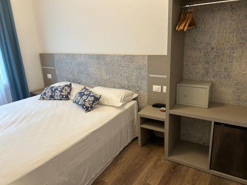 2 twin beds