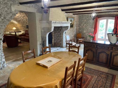 Gites au Château des Estubiers (Gites au Chateau des Estubiers) in Les Granges-Gontardes