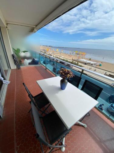 Spacious bright nest with balcony facing the sea