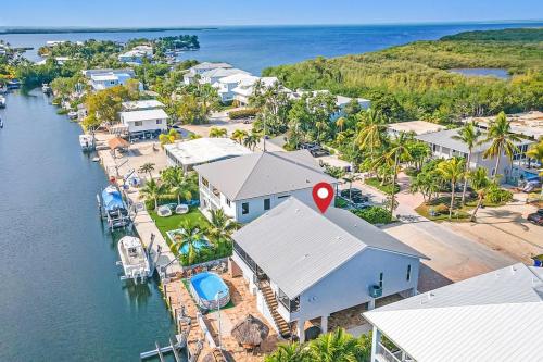 Tavernier Keys Home w/70’ Dock & 20k Boat Lift on Bayside! 3/2.5 Plus Game Room in Tavernier, USA