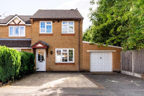 Cheerful 3 Bedroom Family Home with parking