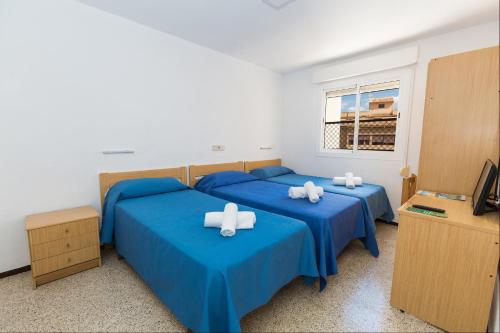 1 double bed, 1 twin bed