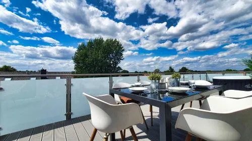 Wellness-Penthouse mit Outdoor-Whirlpool, 36-qm-Dachterrasse & Privatparkplatz in Burgwedel, Deutschland