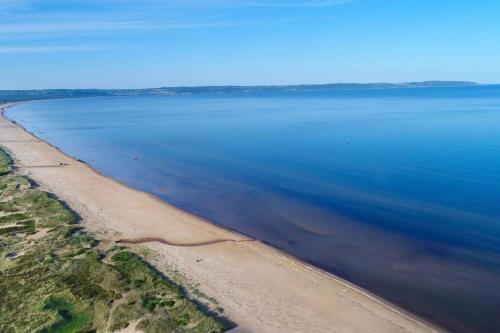 Strandnära mysig stuga med generösa utvändiga ytor