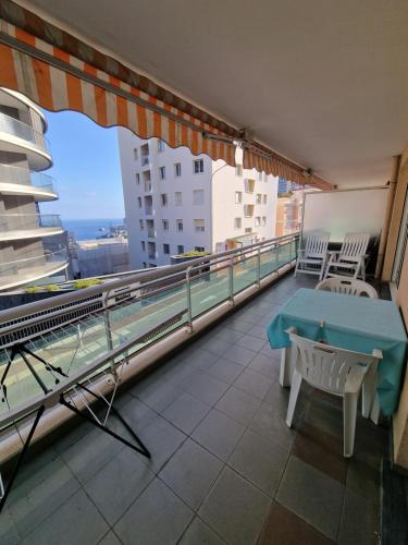 1 meter from Monaco. 5 min by elevators to Larvotto beach. 5