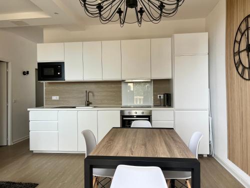Kitchen, Cote Jardin est un spacieux et lumineux T3, entierement renove, a 2 pas de l'Herault et a 10min du b near Aux bons petits plats