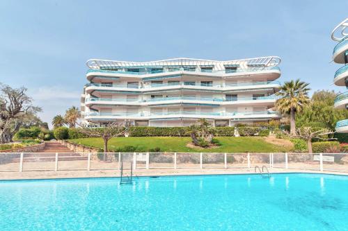 La pinede Apartement equiped with air conditioning and a pool!