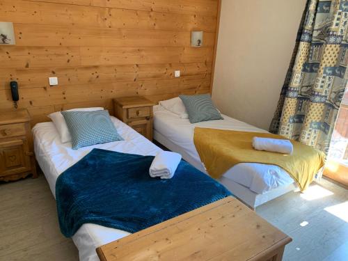 3 twin beds