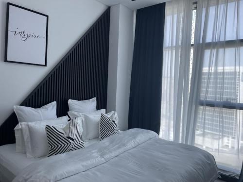 Iconic !Luxurious 1 Bed Apartment! - main image