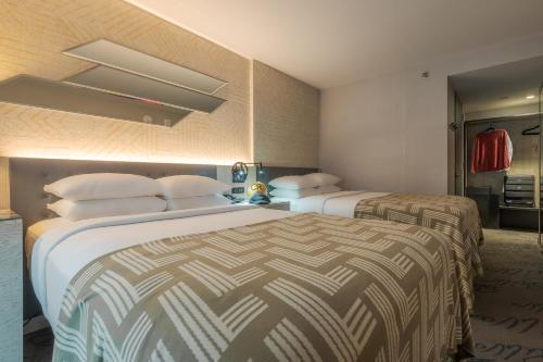 Superior Double Room with Two Double Beds image 5