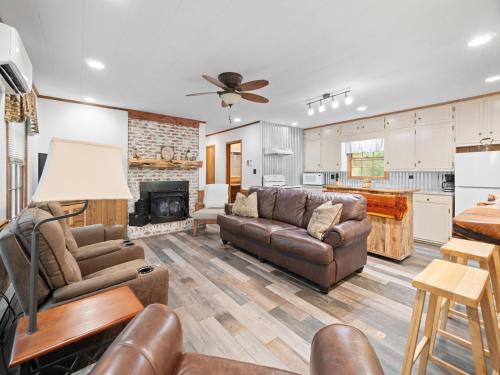 Gingercake Mtn Cottage At Linville Gorge - Wood Burning Fireplace in Linville Falls, USA