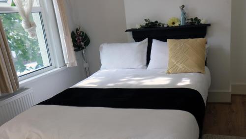 cozy rooms in London Townhouse fast links to Central London