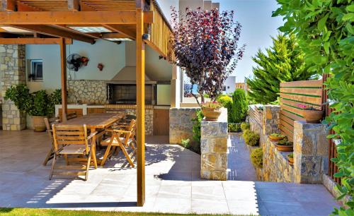 Villa Maria with heated pool, next to the beach - Tap to explore photos