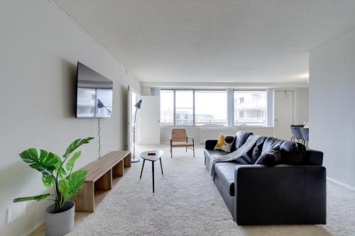 Amazing 2 BR Apt + Den @Crystal City With Gym