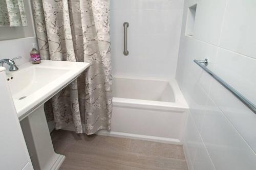 Bathroom, Lovely 2 bedroom apartment in a great location in St. George