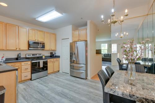 Owings Mills Townhouse 8 Mi to Liberty Reservoir! in Owings Mills, USA
