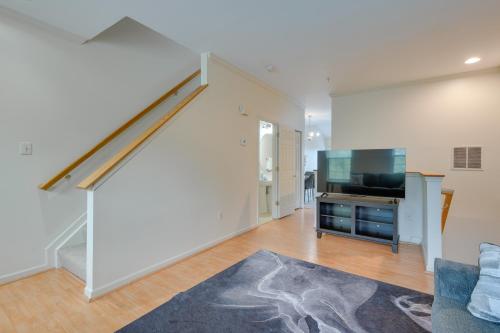 Owings Mills Townhouse 8 Mi to Liberty Reservoir! in โอวิงส์ มิลส์ (MD)