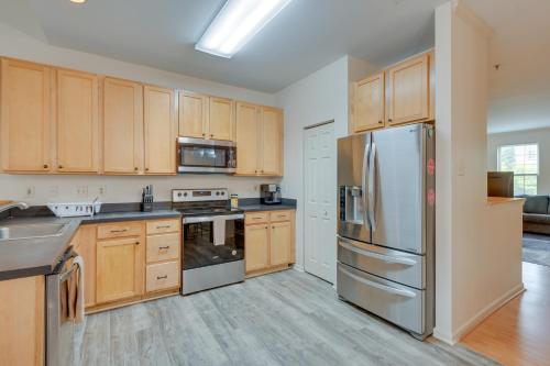 Owings Mills Townhouse 8 Mi to Liberty Reservoir! in Owings Mills, USA