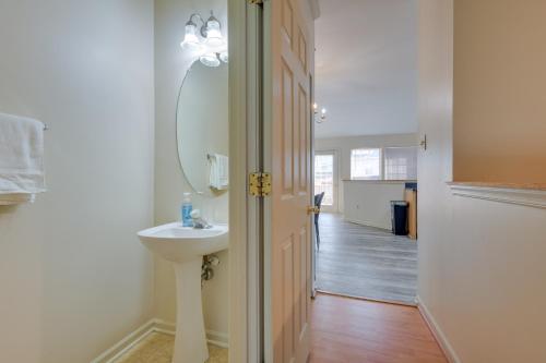 Owings Mills Townhouse 8 Mi to Liberty Reservoir! in โอวิงส์ มิลส์ (MD)