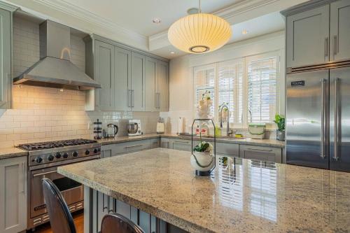 Elegant & Cozy Escape~West Vancouver Serenity in Vancouver, Canada
