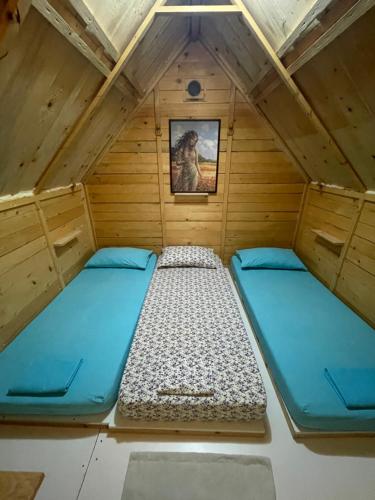 3 twin beds