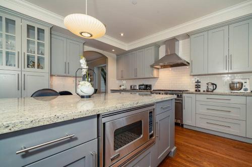 Elegant & Cozy Escape~West Vancouver Serenity in Vancouver, Canada