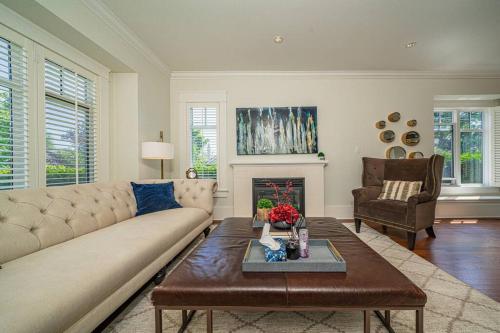 Elegant & Cozy Escape~West Vancouver Serenity in Vancouver, Canada