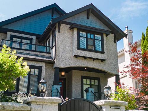 Elegant & Cozy Escape~West Vancouver Serenity in Vancouver, Canada