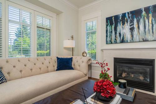 Elegant & Cozy Escape~West Vancouver Serenity in Vancouver, Canada