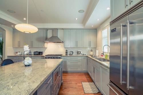 Elegant & Cozy Escape~West Vancouver Serenity in Vancouver, Canada
