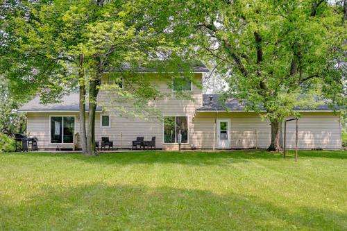 Stunning Au Gres Retreat with Grill Less Than 1 Mi to Marina in Au Gres, USA