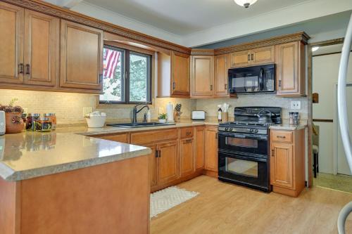 Stunning Au Gres Retreat with Grill Less Than 1 Mi to Marina in Au Gres, USA