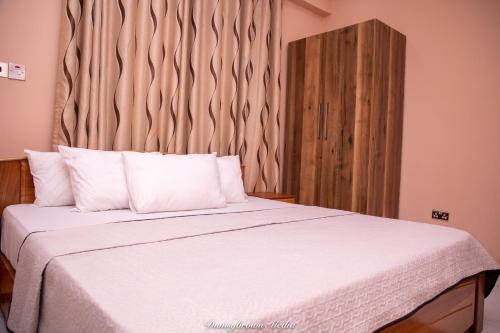 Deluxe 1 Bed Apartment - Wifi Airon Parking - image 5