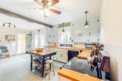 Farmhouse on the Cove in Orono