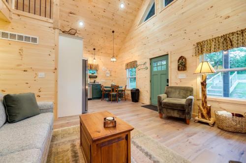 Serene Kentucky Cabin with Fireplace and Fire Pit! in Williamstown, USA