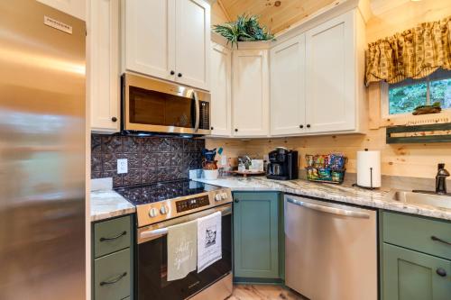 Serene Kentucky Cabin with Fireplace and Fire Pit! in Dry Ridge (KY)