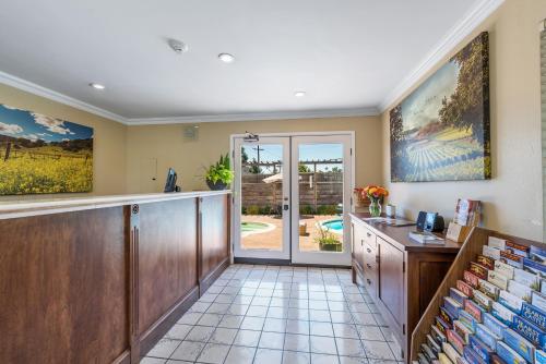 Chablis Inn - image 11