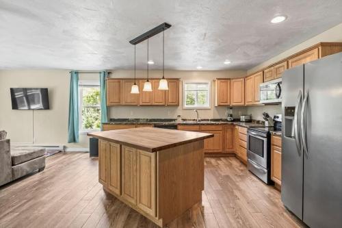 Hot Tub! LRG Home! Sleeps 22!Near Ithaca! Dogs OK in Lansing