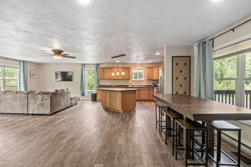 Hot Tub! Lrg Home! Sleeps 22!near Ithaca! Dogs Ok - Ithaca, NY