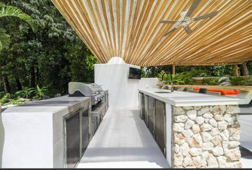 Villa Harmonia Pool and BBQ Steps to Beach in Potrero