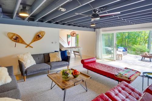 Modern Mountainside Home with Trail Access On-Site in Boiceville, USA