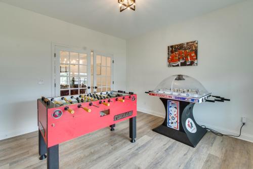Prime Peoria Retreat with Deck and Fireplace! in Peoria, USA